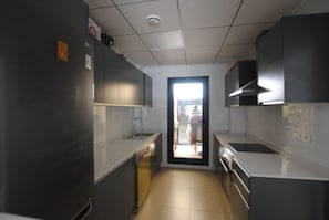 Een koelkast, een microgolfoven, een oven, een vaatwasser