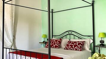 Deluxe-Dreibettzimmer, Bergblick | 1 Schlafzimmer, kostenloses WLAN, Bettwäsche