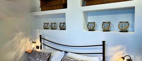 Romantic Studio Suite, Mountain View | Free WiFi, bed sheets