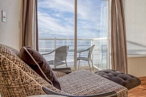House, Multiple Beds (Wave Crest) | Living room | TV, foosball