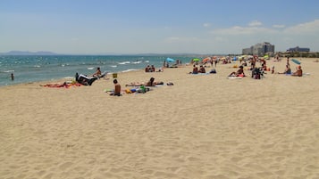 Nära stranden, vit sandstrand och strandbarer