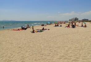 Ubicación cercana a la playa, arena blanca y bar en la playa