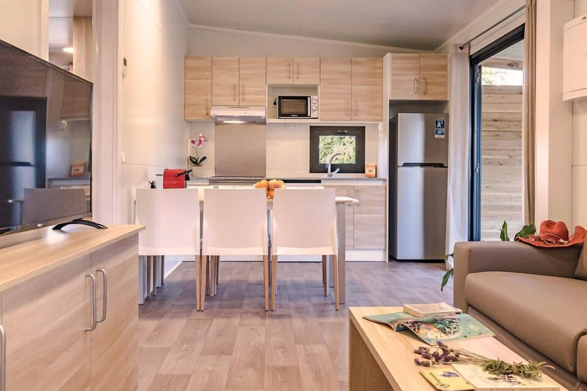 Deluxe Cabin | Private kitchen | Full-sized fridge, microwave, stovetop, dishwasher
