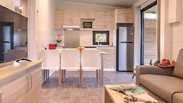 Cabana Deluxe | Cuina privada | Frigorífic gran, microones, placa de cuina i rentaplats