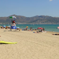 Una spiaggia nelle vicinanze, sabbia bianca, un bar sulla spiaggia