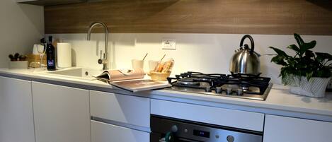 Fridge, oven, stovetop, coffee/tea maker