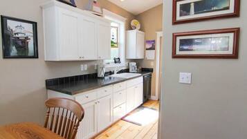 House, Multiple Beds (Lola's Lighthouse) | Private kitchen