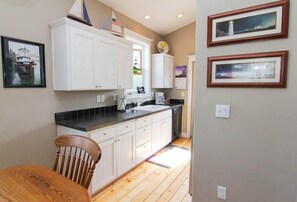 Private kitchen - Lola's Lighthouse (Lincoln City)