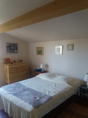 4 bedrooms, desk, iron/ironing board, travel cot