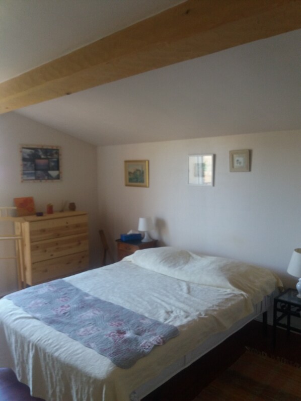 4 chambres, bureau, fer et planche à repasser, lit de bébé portatif