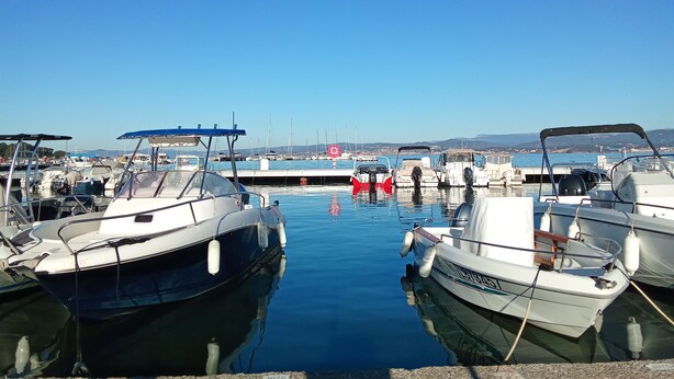 A marina with several boats docked, calm water, and a clear sky. - Villa under the pines, for 8 or 12 people (adjoining annex in summer) (Six-Fours-les-Plages)
