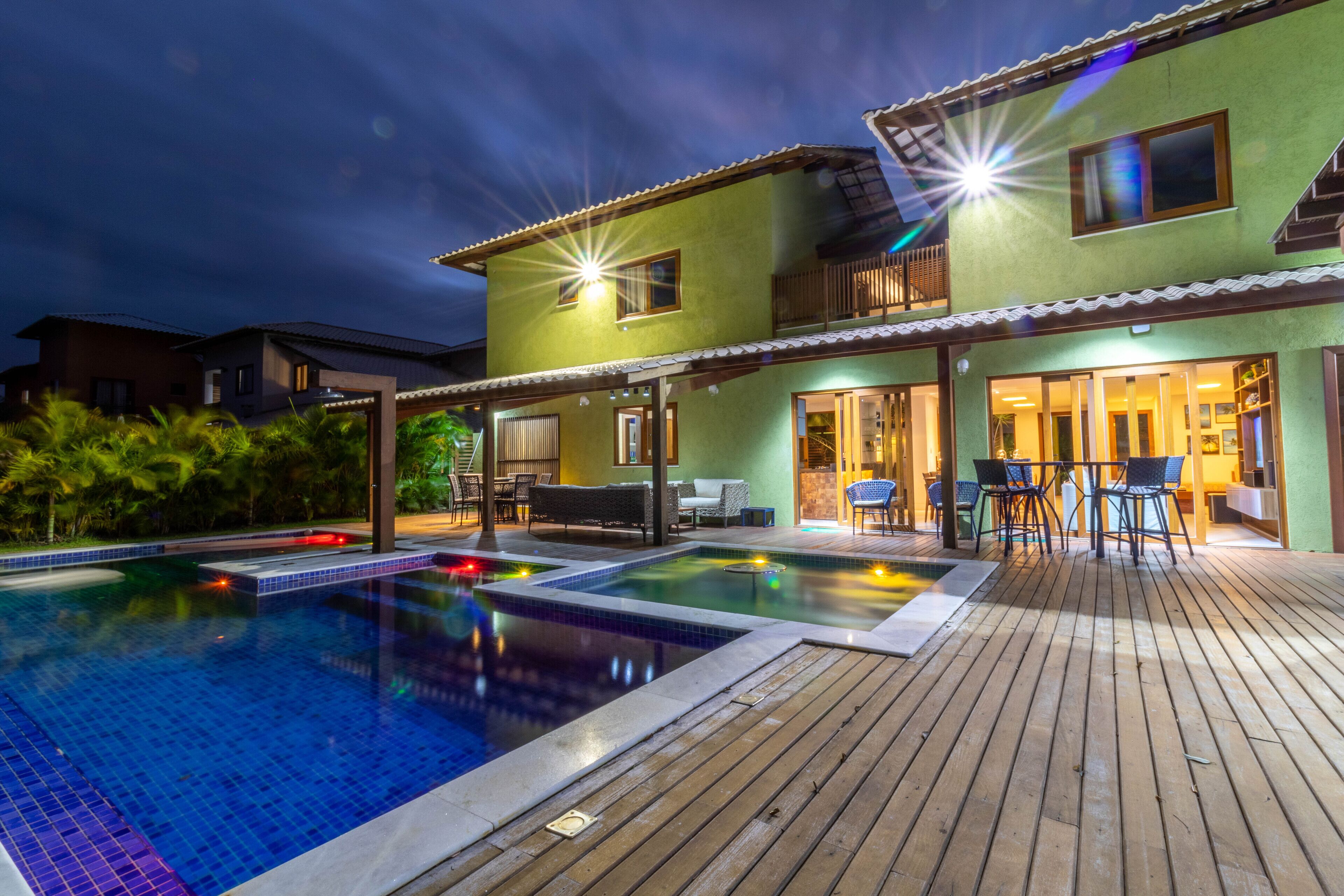 Een buitenzwembad en ligstoelen