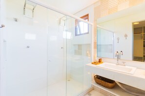 Ferienhaus | Badezimmer | Dusche, Haartrockner, Handtücher, Toilettenpapier