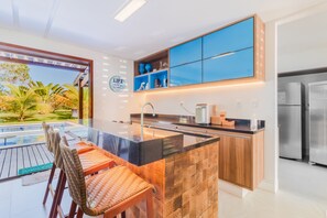 Refrigerador con freezer, microondas, placa de cocina, tostadora