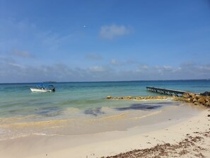 Private beach, white sand, beach shuttle, beach umbrellas - Baru Punta Blanca (Cartagena)