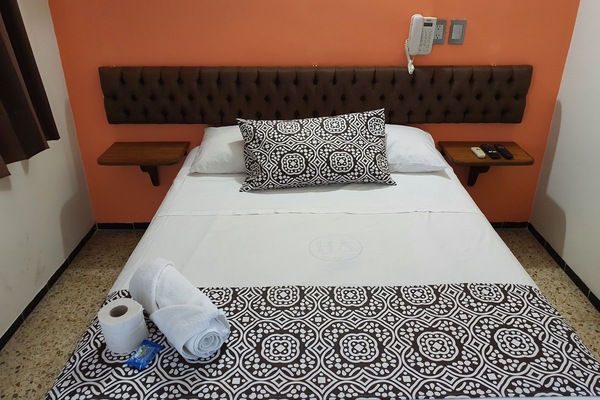 Cortinas blackout, wifi gratis y ropa de cama