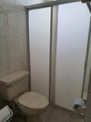 Shower, towels, soap, toilet paper - Hotel Atlantico (Veracruz)