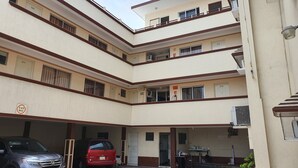 A multi-story residential building with numbered doors and balconies. - Hotel Atlantico (Veracruz)