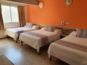 Blackout curtains, free WiFi, bed sheets - Hotel Atlantico (Veracruz)