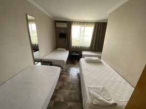 Quadruple Room | Iron/ironing board - Özcan Otel (Marmaris)