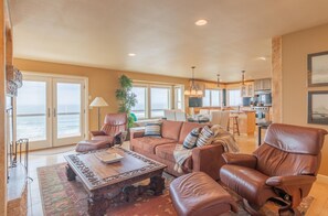 Living room - Surf and Sand (Lincoln City)