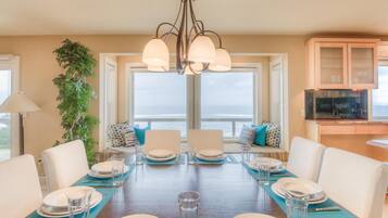 House, Multiple Beds (Surf and Sand) | Private kitchen