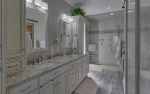 Combined shower/bathtub, jetted bath, hair dryer, towels - Private House Retreat on Beautiful Lake Hartwell with Private Pool (Hartwell)