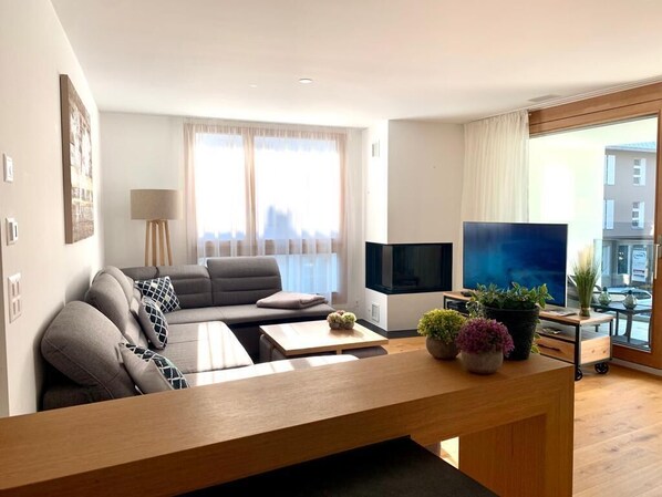 Fernseher, Kamin, Videospiele, Videothek