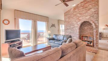 House, Multiple Beds (Neptune's Retreat) | Living room