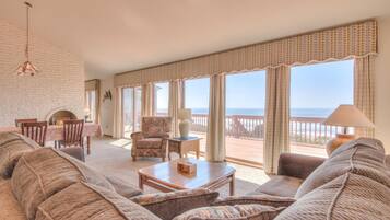 House, Multiple Beds (Neptune's Retreat) | Living room