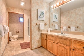 House, Multiple Beds (Neptune's Retreat) | Bathroom