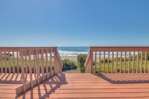 House, Multiple Beds (Neptune's Retreat) | Balcony - Neptune's Retreat (Gleneden Beach)