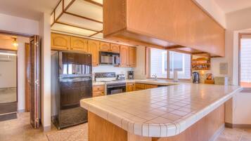 House, Multiple Beds (Neptune's Retreat) | Private kitchen