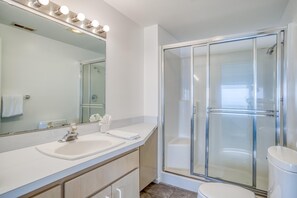 House, Multiple Beds (Salt Air) | Bathroom