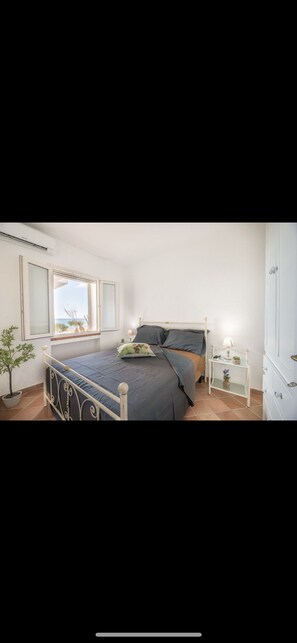 5 bedrooms, iron/ironing board, WiFi, bed sheets