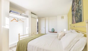 5 slaapkamers, een strijkplank/strijkijzer, wifi, beddengoed