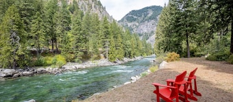 River Run Cottage - Enjoy The Sights And Sounds Of The Wenatchee River!