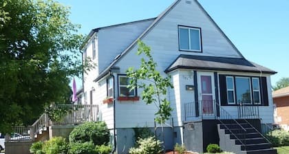 Lincoln's Red Door - HUGE 4 BR/2 BA private APT