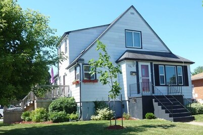 Lincoln's Red Door -  HUGE 4 BR/2 BA private APT