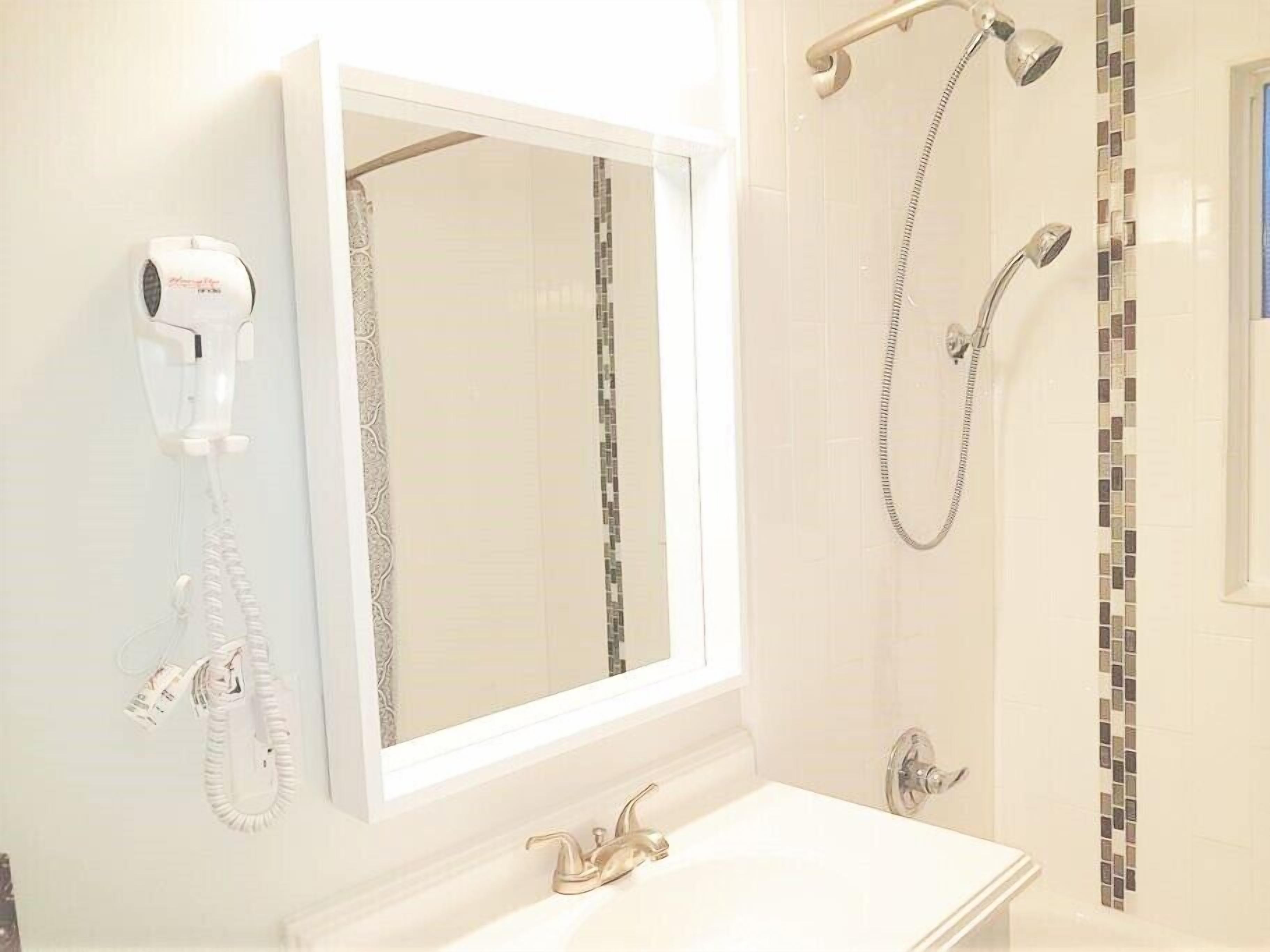 Douche, sèche-cheveux, serviettes fournies