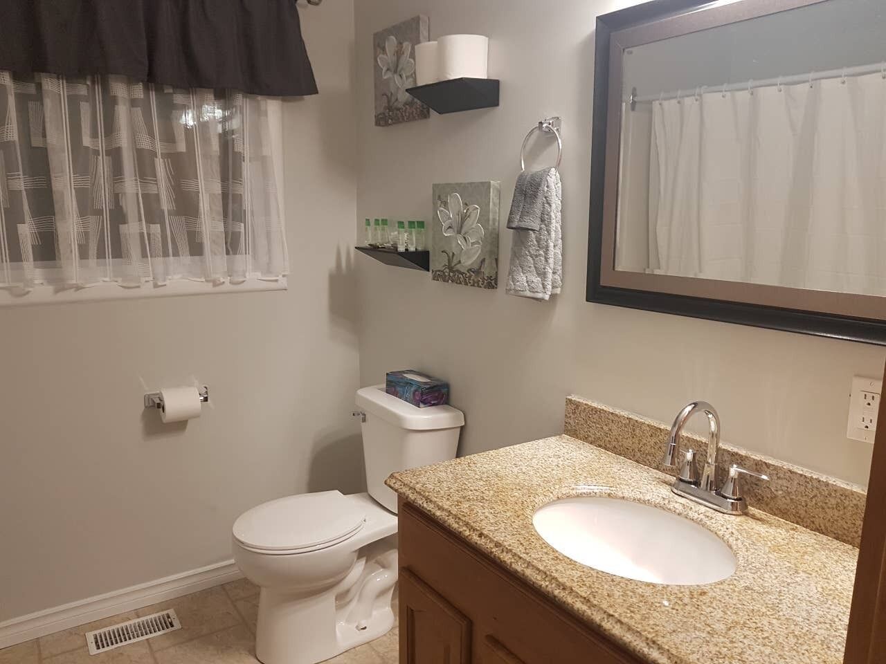 Main Floor - FULL 4pc Bathroom