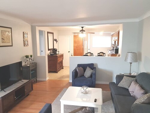 Sarnia's Central Six - BIG 6 BR/2 BA w/patio & BBQ