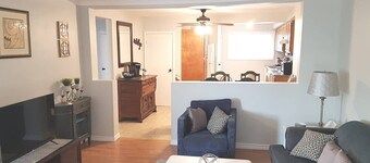 Sarnia's Central Six - BIG 6 BR/2 BA w/patio & BBQ