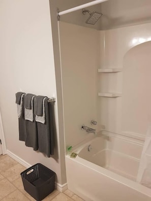 Douche, articles de toilette gratuits, sĂšche-cheveux