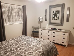 6 chambres, fer et planche à repasser, lit de bébé portatif