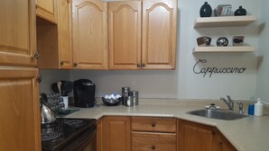 Coffee/tea maker, fridge, microwave, oven - Sarnia Hidden Gem - 3 BR/2 BA by College/Hwy/Arena (Sarnia)