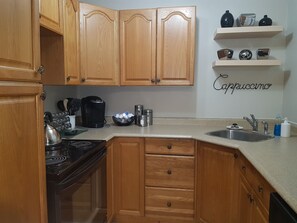 Fridge, microwave, oven, stovetop - Sarnia Hidden Gem - 3 BR/2 BA by College/Hwy/Arena (Sarnia)