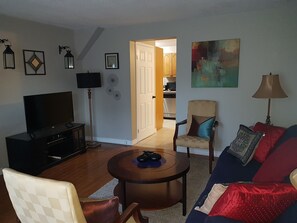 TV, fireplace, DVD player - Sarnia Hidden Gem - 3 BR/2 BA by College/Hwy/Arena (Sarnia)