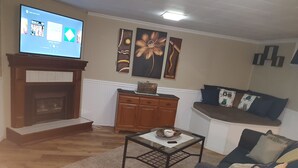 TV, fireplace, DVD player - Sarnia Hidden Gem - 3 BR/2 BA by College/Hwy/Arena (Sarnia)