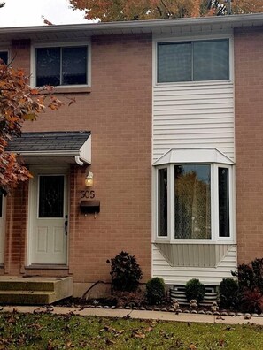 Exterior detail - Sarnia Hidden Gem - 3 BR/2 BA by College/Hwy/Arena (Sarnia)